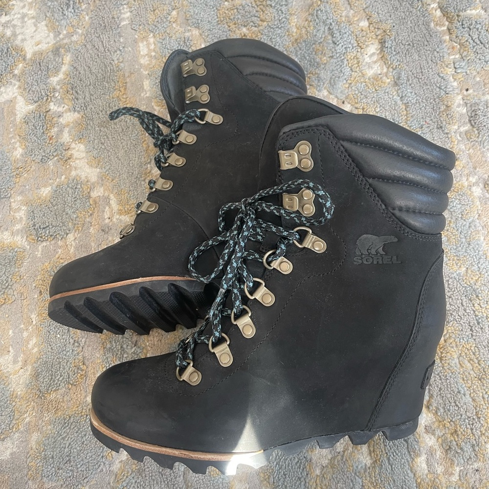 Sorel Joan of Arc Wedges EUC Size 8